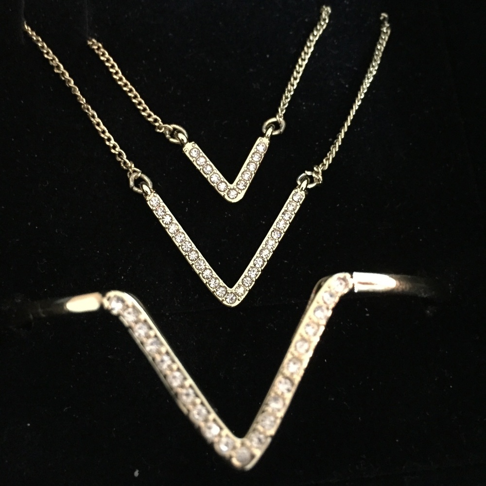 NEW VICTORIA SECRET NECKLACE & BRACELET SET IN BOX